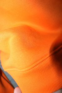 เสื้อสเวตเชิ้ตคอเต่าสีส้ม MANA TOA ปักลายสีดำ 100% ด้วยด้ายคุณภาพสูง - Product Image 2