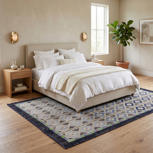Tapis géométrique en laine bleu marine et beige à motif tribal encadré, antidérapant, écologique, tufté à la main pour salon - Product Image 3