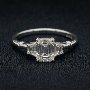 แหวนหมั้นเพชรทรงเหลี่ยมมรกตทองคำขาว 14K สุดหรู ดีไซน์คลาสสิกแบบหนามเตย เครื่องประดับชั้นดีสำหรับผู้หญิง - Product Image 3