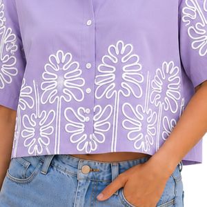 เสื้อเชิ้ตครอปปักลายดอกไม้สีขาว แขนสั้น สไตล์ลำลองสำหรับฤดูร้อน ผ้าฝ้าย แฟชั่นดีไซน์เนอร์  สำหรับผู้หญิง  ลายลาเวนเดอร์  ติดกระดุม  แบบสั่งทำพิเศษ - Product Image 5