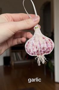 Ornement suspendu en forme d'ail fait main avec perles, décoration de Noël - Product Image 1