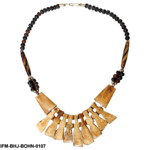 Collier ras du cou artisanal audacieux en os organique : Pièces multiformes en crêpe de banane blanchies avec un fil de perles graduées brun cumin - Product Image 2