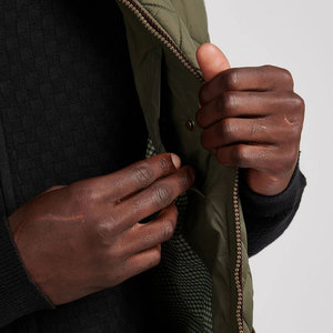 Gilet isolant élégant pour homme avec tissu de qualité supérieure et design confortable, idéal pour les températures froides, commande en gros - Product Image 5