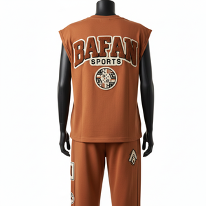 เสื้อยืดแขนกุดผ้าฝ้ายโพลีฟลีซพรีเมียมสำหรับผู้หญิง และกางเกงจ็อกเกอร์สีน้ำตาลสนิม พร้อมแพทช์ปักลายเชนีลโลโก้แบบกำหนดเอง ชุดเซ็ตสำหรับผู้หญิง - Product Image 2