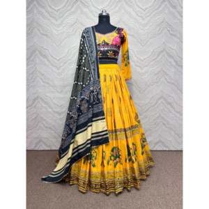 Lehenga-Choli Amarillo de Algodón de Diseño HK con Dupatta y Trabajo a Mano con Espejos para Bodas y Eventos - Product Image 6