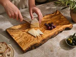 Planche à découper rustique en bois d'olivier, planche de service à bords naturels, planche à charcuterie artisanale, cadeau de cuisine avec bord en écorce naturelle - Product Image 5
