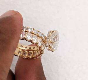 Anillo de compromiso con diamante cultivado en laboratorio de corte ovalado de 3 quilates con banda a juego de corte ovalado, conjunto nupcial de oro amarillo macizo de 14 quilates para mujer - Product Image 3