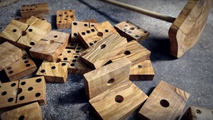 Juego de Dominó Doble Seis de Madera de Colores ILAHI, 28 Piezas, Ecológico, Tallado y Grabado, Diseño Antiguo, Caja Rectangular Alta de Madera - Product Image 1
