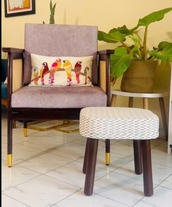 Tabouret rembourré moderne personnalisé avec un coussin supérieur lisse pour un confort élégant et une touche d'élégance au quotidien à la maison - Product Image 1
