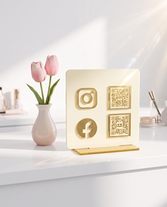 Innovador Soporte Transparente de Acrílico para Letreros de Redes Sociales |   Código QR Personalizable para Exhibiciones Elegantes, Duradero y Reciclable - Product Image 2