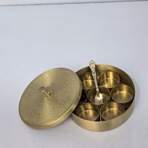 Caja de Especias Redonda de Latón Hecha a Mano con 7 Compartimentos, Tapa Grabada, Ecológica y Duradera, Organizador de Masala Dabba Indio, WB Inc India - Product Image 1