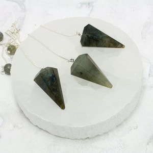 Vente en gros de pendule en quartz de labradorite naturelle, style Feng Shui, cône à facettes en cristal pour la radiesthésie et la guérison par Aameena Agate - Product Image 2