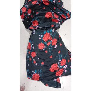 Tissu satiné imprimé de haute qualité aux couleurs vives pour vêtements de fête ou tenues festives et collections de créateurs en vente - Product Image 1