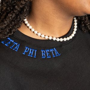 Sudadera Negra de Chenille de la Hermandad Zeta Phi Beta para Mujer, Diseño con Letras Griegas en la Espalda, Talla Real, Sudadera Cómoda para Hermanas - Product Image 5