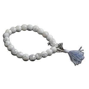 Bracelets de puissance à facettes en Howlite de perles de pierres précieuses élastiques faites à la main de 8mm - Product Image 1