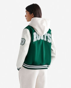Veste universitaire à capuche verte et blanche avec imprimé lettres, style preppy, coupe classique, fermeture boutonnée recouverte, logo sérigraphié sur le devant - Product Image 3