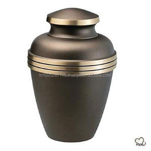 Achetez une urne artisanale en laiton pour adultes pour la crémation de cendres humaines pour le stockage commémoratif avec un élégant design intemporel - Product Image 3