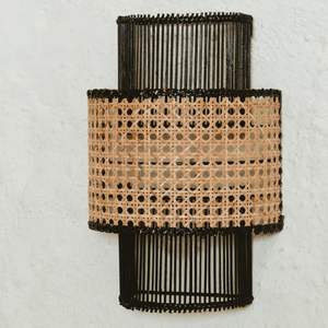 Lampe murale en rotin conçue avec un abat-jour à tissage ouvert pour une diffusion de lumière douce et un accent mural texturé naturel - Product Image 5