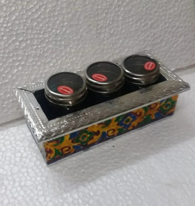 Boîte décorative en métal Meenakari Supari Daan pour noix de betel, boîte cadeau traditionnelle indienne pour mariage et fêtes - Product Image 2