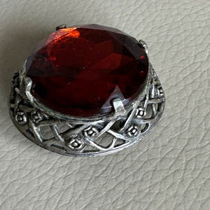 Broche Tradicional Antiguo Escocés en Tono Plateado con Bronce y Cristal de Citrino para Kilt, Fajas y Sombreros - Product Image 3