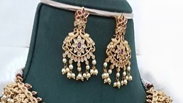 ชุดเครื่องประดับทองชุบคุณภาพพรีเมียม ดีไซน์คลาสสิก สวยหรู ระยิบระยับ ประกอบด้วยสร้อยคอ ต่างหู และติกก้า เหมาะสำหรับงานแต่งงานและงานหมั้นของผู้หญิง - Product Image 2