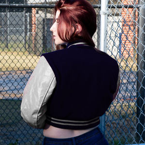 Blouson Bomber Femme Style Universitaire Bleu Marine et Gris avec Manches en Similicuir – Veste Décontractée Tendance pour Dames - Product Image 5