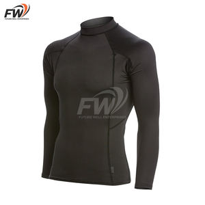 Camiseta de compresión negra dorada Rash Guard, elástica en 4 direcciones y con tejido que absorbe el sudor, parte de un conjunto de artes marciales, esencial para BJJ. - Product Image 6