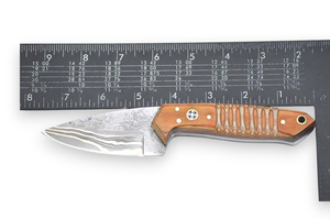 มีดสกินเนอร์ใบตายเหล็กดามัสกัสทองแดง ด้ามไม้ พร้อมปลอกหนังแนวตั้ง มีด EDC แบบฟูลแทงค์ สำหรับล่าสัตว์และตั้งแคมป์ - Product Image 3