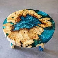 Tables à manger en bois massif avec bordure naturelle, tables en résine époxy, tables en bois massif sur mesure, dessus de table en bois massif et résine époxy