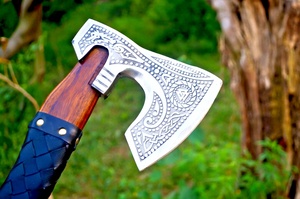 Axe Viking à barbe faite à la main par A&M ENTERPRISES avec tête en acier gravée en profondeur, manche en bois enveloppé de cuir noir tressé - Product Image 4