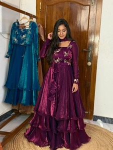 Ensemble Lehenga Dupatta traditionnel pour femme, longueur ras du sol, en tissu viscose vertical, avec ceinture à nouer, tombé fluide et manches longues - Product Image 5