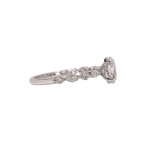 Anillo de Compromiso Solitario de Oro Amarillo de 18K con Diamante Cultivado en Laboratorio de 1.45CT, Corte Ovalado E VS1, Banda de Boda Delicada con Diseño de Media Eternidad - Product Image 4