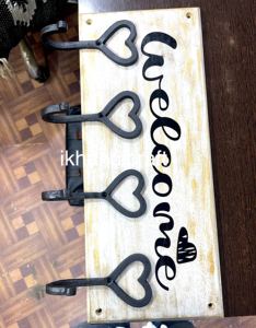 Porte-manteau mural simple en fer avec 5 crochets, design tendance en bois blanc vieilli en forme de cœur et slogan de bienvenue, pour entrée et rangement - Product Image 3