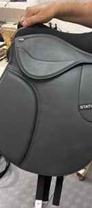 Selle d'obstacle anglaise haut de gamme en cuir avec panneaux amortisseurs, matériaux écologiques bois/plastique, quincaillerie en laiton - Fermeture douce - Product Image 4