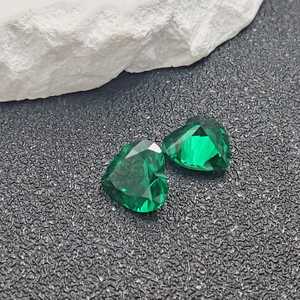 พลอยมรกตทรงหัวใจเจียระไน รูปหัวใจธรรมชาติ สีเขียวเข้ม มรกตเม็ดเดี่ยว หลายขนาด สำหรับทำเครื่องประดับ - Product Image 5