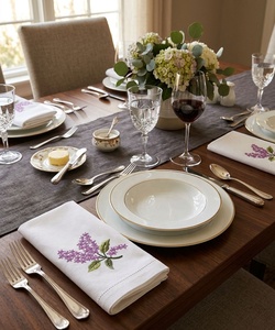 Serviettes en tissu personnalisées en gros, broderie fleur de lavande, serviettes de table en coton, serviettes de table à ourlet festonné, durables pour la maison, les mariages et les événements - Product Image 4