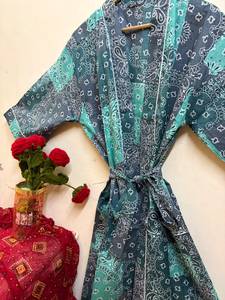 Bata de algodón ligera y transpirable para mujer con cuello en V floral, cierre con cordón y manga 3/4 - Estilo bohemio para spa, playa y descanso - Product Image 3