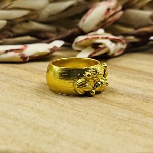 Bague florale au design tendance, style bohème, en laiton plaqué or 18 carats, motif fleur et feuille texturé, bijou statement pour femme, vente en gros/OEM/ODM - Product Image 3