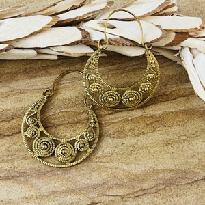 Pendientes de aro espirales tribales de alta demanda, joyería bohemia de latón para mujer, acabado de latón antiguo, pendientes étnicos de media luna, venta al por mayor/OEM/ODM - Product Image 2