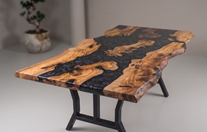 Table à manger moderne en bois massif et résine avec bord naturel, pieds en métal, taille et couleur personnalisables - Product Image 2