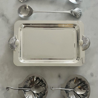 Plateau de service rectangulaire décoratif en métal poli, fait main, qualité commerciale, avec poignées en forme de coquille, compatible lave-vaisselle, pour usage résidentiel