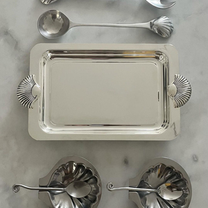 Plateau de service rectangulaire décoratif en métal poli, fait main, qualité commerciale, avec poignées en forme de coquille, compatible lave-vaisselle, pour usage résidentiel - Product Image 1