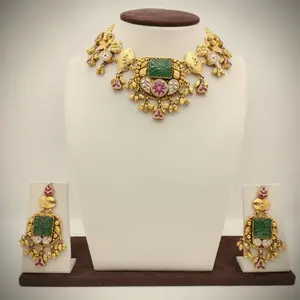 Conjunto de Collar y Pendientes Tradicionales en Plata 925 con Piedra Verde y Detalles en Rosa para Novias y Eventos Festivos - Product Image 3