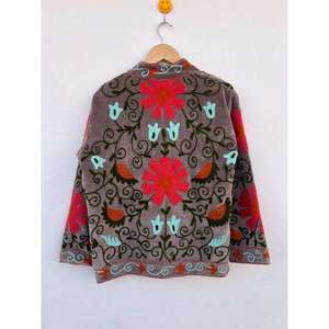 Chaqueta Bohemia de Terciopelo Gris Suzani con Bordado Floral, Cuello Alto y Manga Larga, Ropa de Abrigo de Invierno para Mujer - Product Image 4