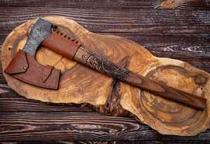 Haches Viking Personnalisées Faites à la Main avec Fourreau en Cuir Acier Damas Vente en Gros avec Manche en Bois et Fourreau en Cuir Fin - Product Image 6