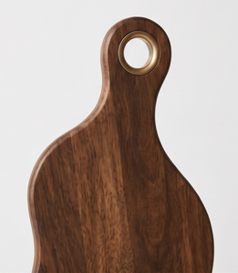 Planche à découper en bois de manguier finition noyer, planche à découper ondulée biologique avec poignée à œillet en laiton, plateau de service - Product Image 3