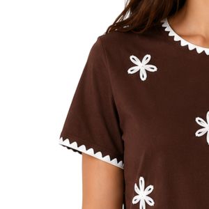 Camiseta de Mujer Color Chocolate con Bordado Floral, Ribete Blanco en Contraste, Cuello Redondo, Manga Corta, Estilo Casual, Personalizable OEM - Product Image 3