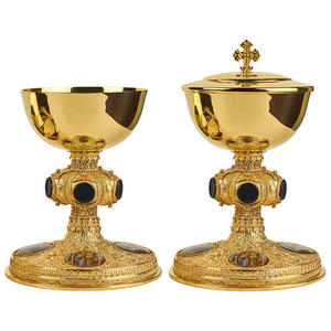 Cáliz y Ciborio Hechos a Mano en Latón Dorado con Diseño de Vidrio Grabado, Juego Religioso Clásico para Uso en Iglesias, Ideal como Regalo - Product Image 2