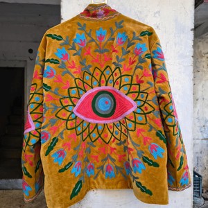 Chaqueta de terciopelo Suzani con motivos tradicionales inspirados en los ojos, estilo bohemio, con bordado floral, ideal para regalo navideño para ella. - Product Image 3