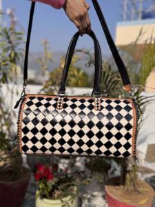 Nouveau sac de voyage en cuir artisanal de créateur, multi-usages, motif damier, sac fait main, sac de voyage unisexe, grand sac à main - Product Image 5